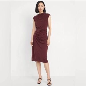 Old Navy Sleeveless Ruched Midi Dress in Wine